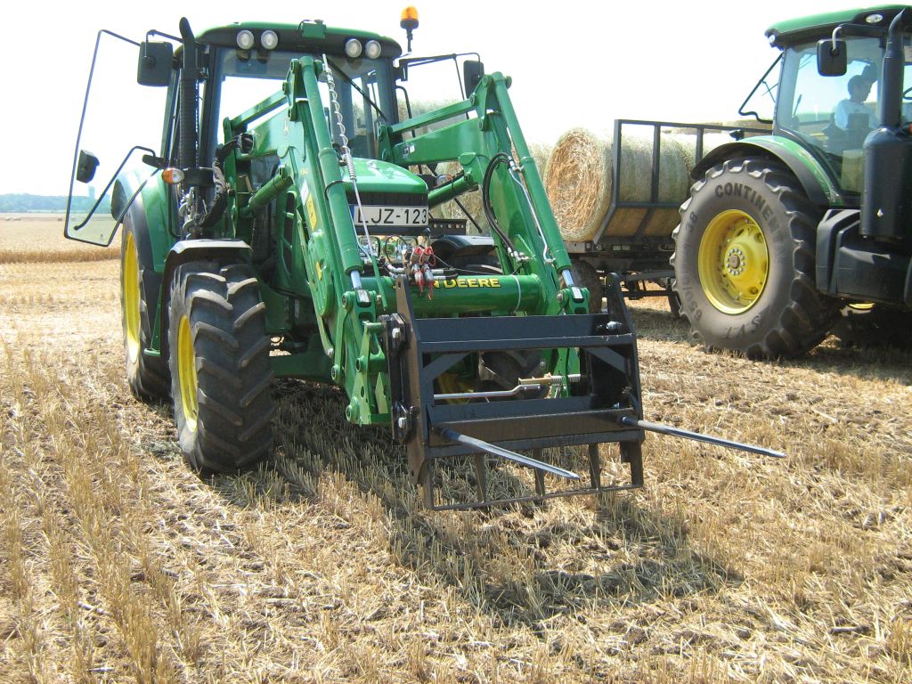 3. ábra: Traktoros homlokrakodó bálaszúró tüskével