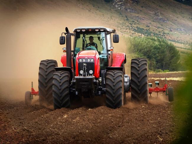 1. ábra: Massey Ferguson 8400 vezetőfülkés traktor munka közben 