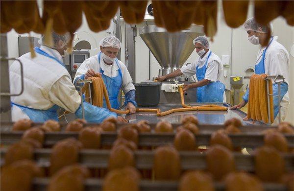 Dolgozók kolbászt töltenek a Hungaro-Food 2009. Kft. újonnan felavatott húsfeldolgozó üzemében Békésszentandráson 2013. augusztus 21-én. MTI Fotó: Ujvári Sándor