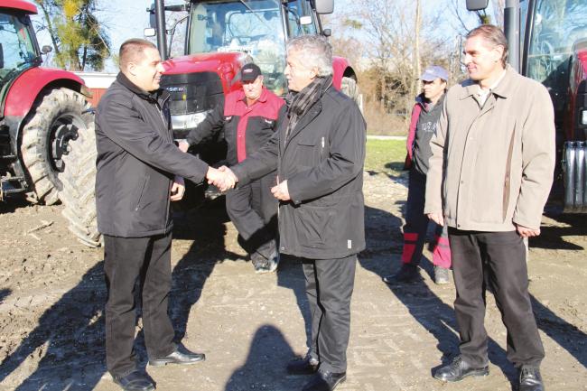 Három a magyar igazság, avagy traktorátadás Invest módra
