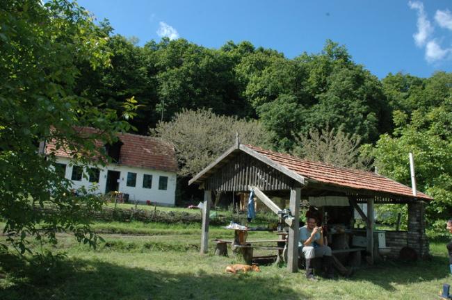Mintegy 200 millió forintos turistaház-felújítási program a pilisi erdőkben