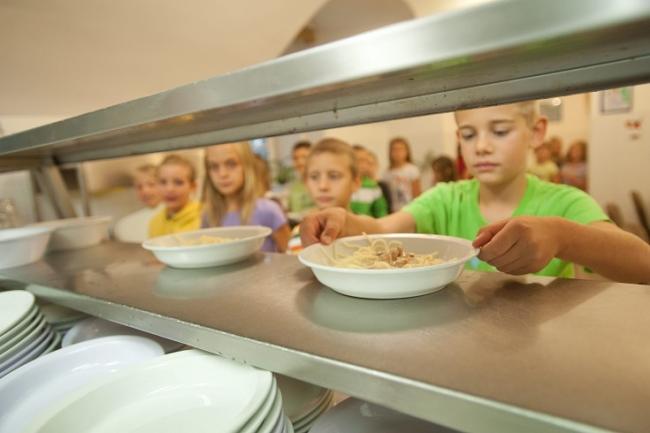 Törökbálinti menza - A szülők és a polgármester folyamatosan ellenőrzik az étel minőségét