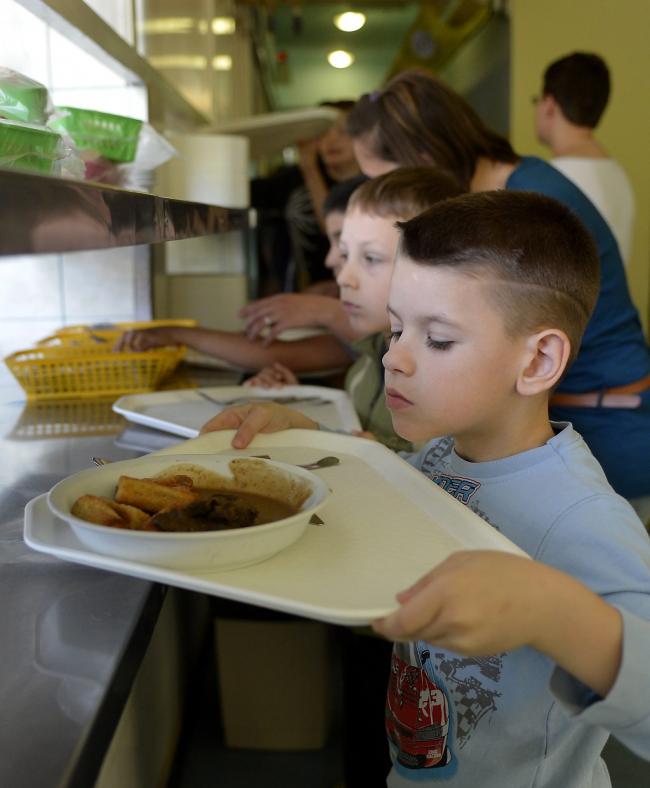 Diákok Budapesten, a Benedek Elek iskola éttermében, ahol tárkonyos szarvasragulevest, valamint szarvashúst vadász módra és krokettet készítettek ebédre 2014. május 7-én. Az intézményben tartott sajtótájékoztatón bejelentették, hogy júniustól havonta kétszer vadhúsból készült ételeket tálalnak majd fel a Junior Vendéglátó Zrt. által ellátott 256 menzán a Mintamenza Program keretein belül az ország több mint 17 városában. MTI Fotó: Illyés Tibor