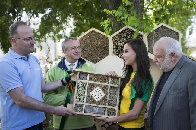 Szegfalvi Zsolt, a Greenpeace Magyarország igazgatója (b), Persányi Miklós, a Fővárosi Állat- és Növénykert főigazgatója (b2), valamint Andy Vajna kormánybiztos és felesége, Vajna Tímea, a kampány támogatói a beporzó rovarok számára lakó- és áttelelőhelyet biztosító méhmenedék átadása alkalmából tartott ünnepségen az állatkerthez tartozó Holnemvolt Parkban 2014. május 8-án. MTI Fotó: Mohai Balázs