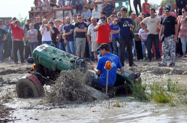 Oromhegyes, 2014. május 11. Egy versenyző a vajdasági Oromhegyesen rendezett traktorfesztiválon 2014. május 11-én. MTI Fotó: Molnár Edvárd