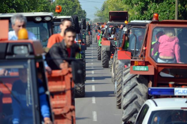 Oromhegyes, 2014. május 11. Résztvevők a vajdasági Oromhegyesen rendezett traktorfesztiválon 2014. május 11-én. MTI Fotó: Molnár Edvárd