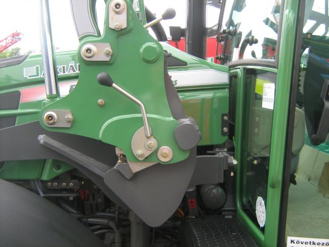 1. ábra: A traktorra szerelt segédváz és emelőszerkezet bakjának önzáró csapos csatlakoztatása