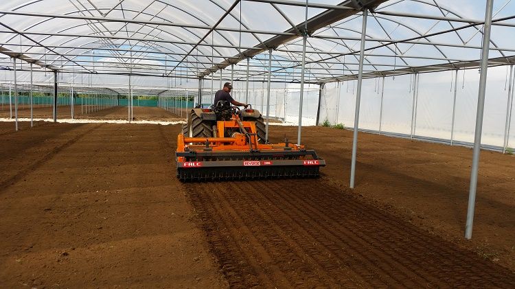 Növényházi talaj-előkészítés Falc Reverse 2300 talajmaróval