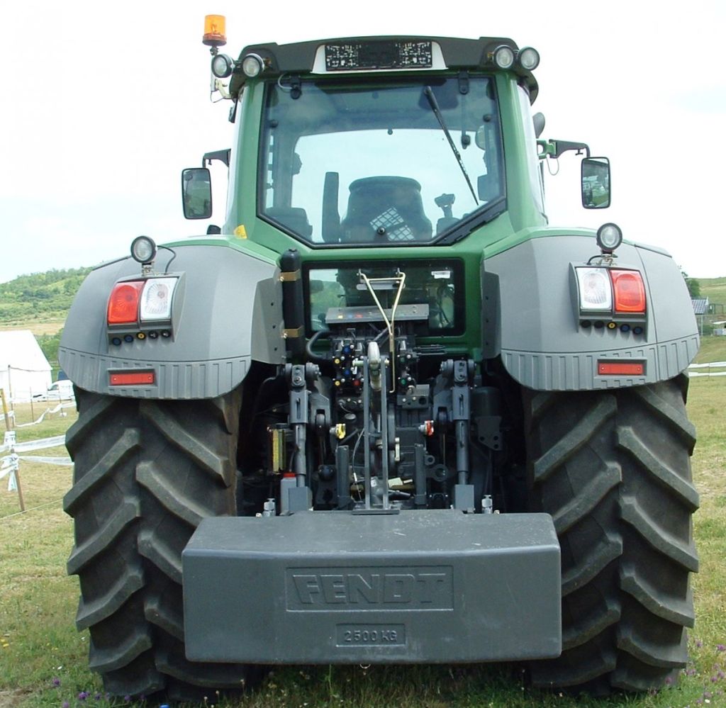 10. ábra. Fendt 936 tip. traktor hátsó hárompont-függesztő szerkezetére helyezett 2500 kg-os pótsúly