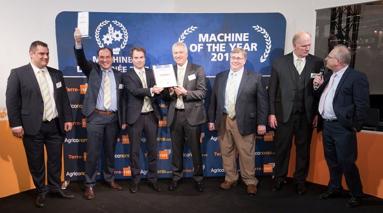 „Az év gépe 2017“ díj átadója. Balról jobbra: Guillaume Feys (CLAAS France), Hermann Lohbeck (CLAAS Konszern Vezetőség), Dr. Philipp Eustermann (CLAAS Vállalkozásfejlesztés), Bernd Ludewig (CLAAS Konszern Vezetőség), Bob Armstrong (CLAAS of America), Thomas Schumacher (CLAAS Piacfejlesztés) és Dieter Dänzer (zsűritag).