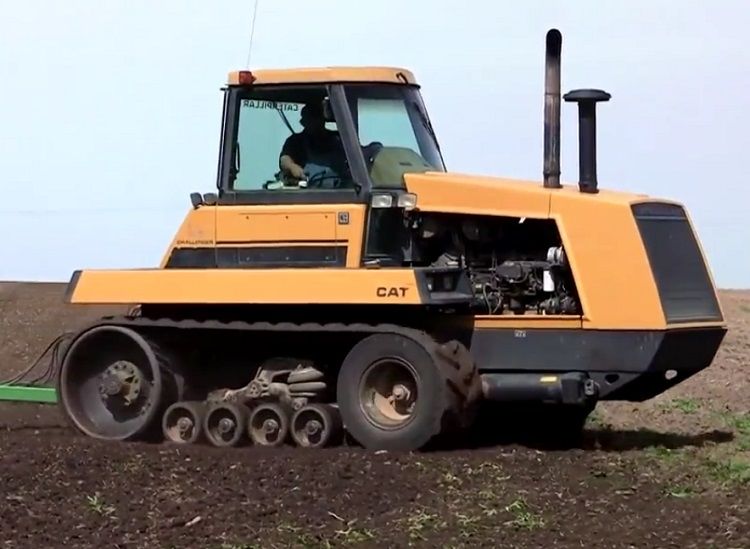 2. ábra. Gumihevederes Challenger CAT65 típusjelzésű 200 kW/270 LE-s gumihevederes traktor 1989-ből (Forrás: https://youtu.be/YXwXrW4rmjA?t=0)