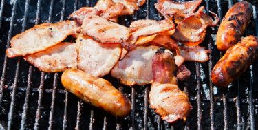 A BBQ és a grillezés között az alapvető különbség a hőkezelés hőmérsékletében rejlik