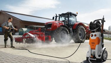 1. kép. A munkagép és a traktor tisztítása nagynyomású kézi mosóberendezéssel (forrás: www.topagrar.com)