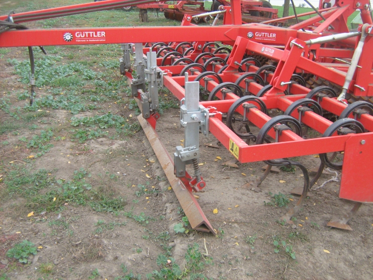 A talajművelő gépek kopó alkatrészeit szükség esetén cserélni kell