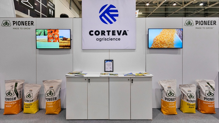 A Corteva stand, termékekkel.