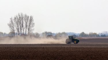 Traktor porzik a művelt mezőgazdasági területen