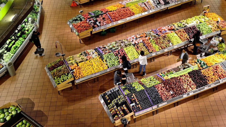 Zöldség és gyümölcs az áruházban
