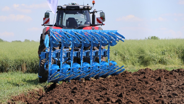 Ismét bizonyítottak a LEMKEN talajművelő gépek Mezőfalván – Agrárágazat
