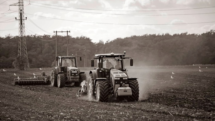 Mezőgazdasági munka, erőgépek a földeken