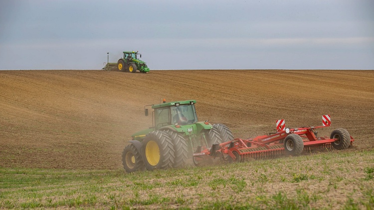 Őszi mezőgazdasági munka, terepen a munkagépek