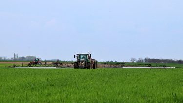 Mezőgazdasági munka, gép a szántóföldön