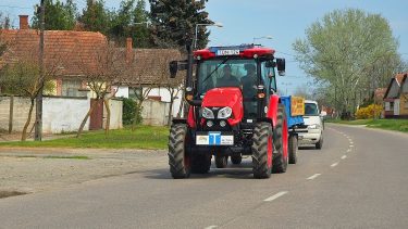 „T” Traktor az úton