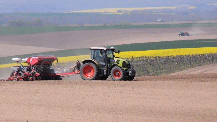 talajmávelés inputanyag-kijuttatás szántóföldön