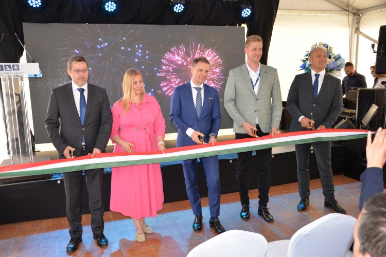 mertcontrol székház laboratórium átadó szalagátvágás