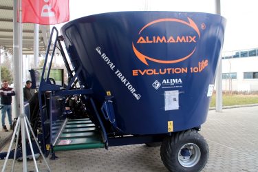 1. kép. ALIMAMIX EVOLUTION LITE 10 típusjelzésű, traktorvontatású kompakt takarmánykeverő (a fotók a szerző saját felvételei)