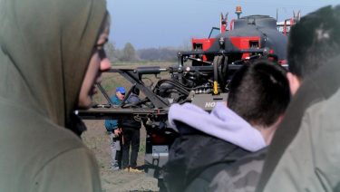fiatal gazda permetező