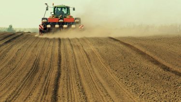 száraz talaj traktor vetőgép vetés