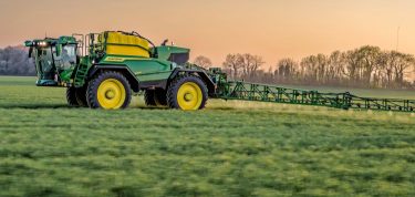 John_Deere 550R a szántóföldön