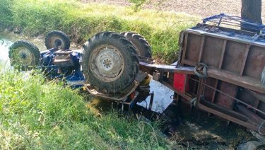 árokba borult traktor vontatmány