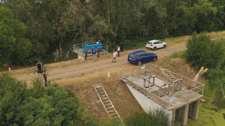 Megnyitották a zsilipet, indul a víz a kiszáradt táj felé