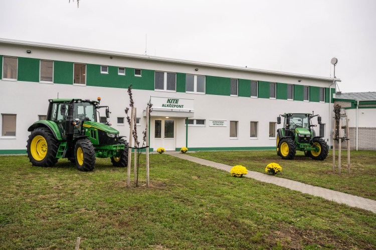 Modern irodák, oktatóterem a KITE Hegyfalui Alközpontjában
