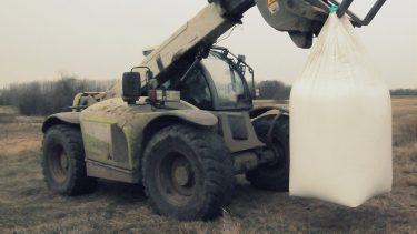 Műtrágyaszórás villásrakodóról szántón