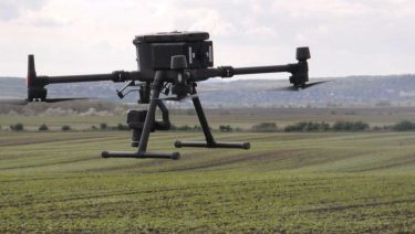 adatrögzítő drón szántóföldi tábla felett