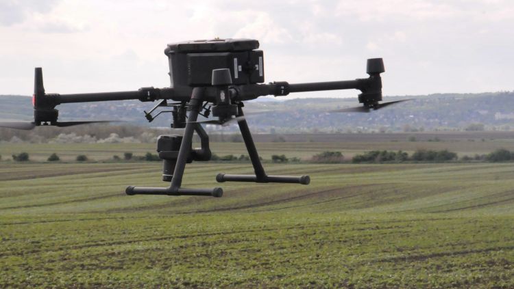 adatrögzítő drón szántóföldi tábla felett