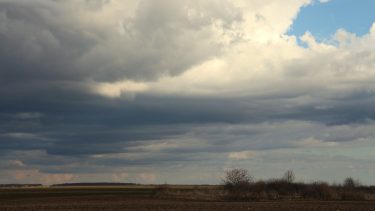 jelentős eső érkezik szántóföldekre