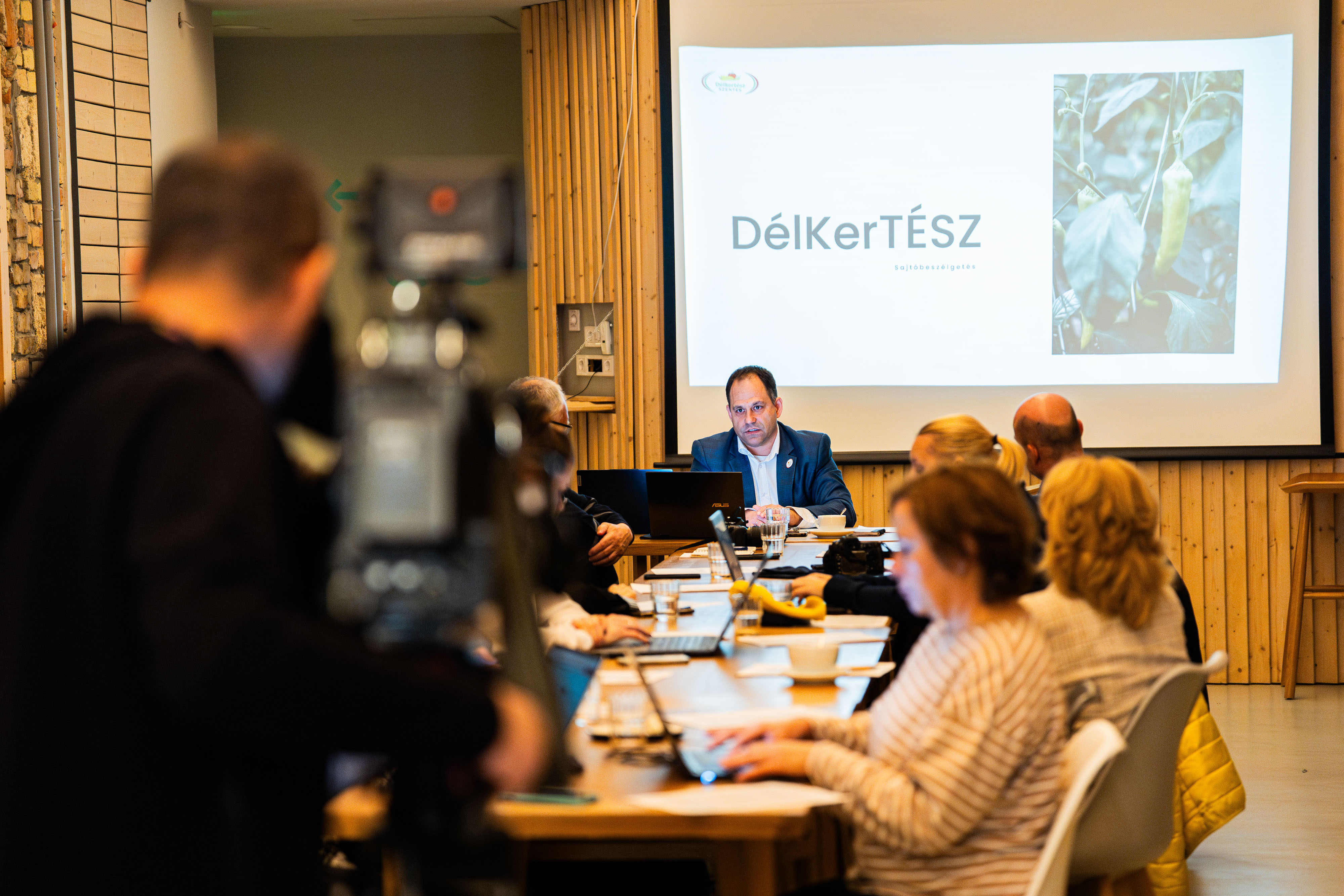 sajtótájékoztató