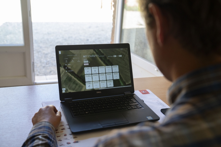 A Kubota PAM-platformmal az operátor megtervezi a teljes műveletet, a traktor pedig önállóan hajtja végre