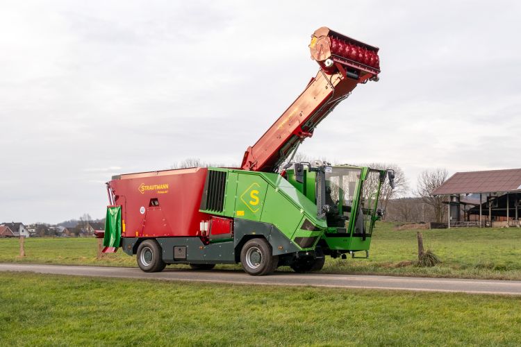 Strautmann Primus 610 az úton közlekedik