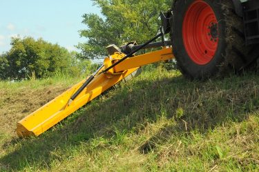 Árokkaszálás oldalkaros mulcsozóval