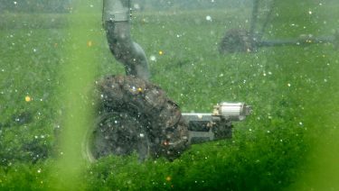 Öntözőgép gumiabroncsos futóműve szántóföldi táblán