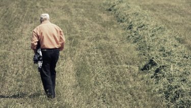 Idős gazda elhagyja szántó táblát