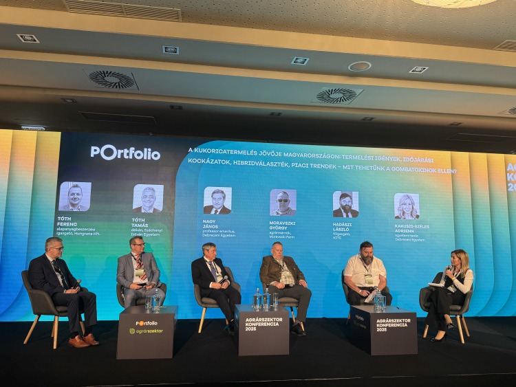 A beszélgetés résztvevői – Tóth Ferenc (Hungrana Kft.), Tóth Tamás (Széchenyi István Egyetem), Nagy János (Debreceni Egyetem), Moravszki György termelő, Hadász László (KITE Zrt.) és Kakuszi-Széles Adrienn (Debreceni Egyetem) – közös fotón is láthatók a kivetítő előtt: jól jelzi ez, hogy a teljes agrár-lánc képviseltette magát az inputtól a feldolgozásig.