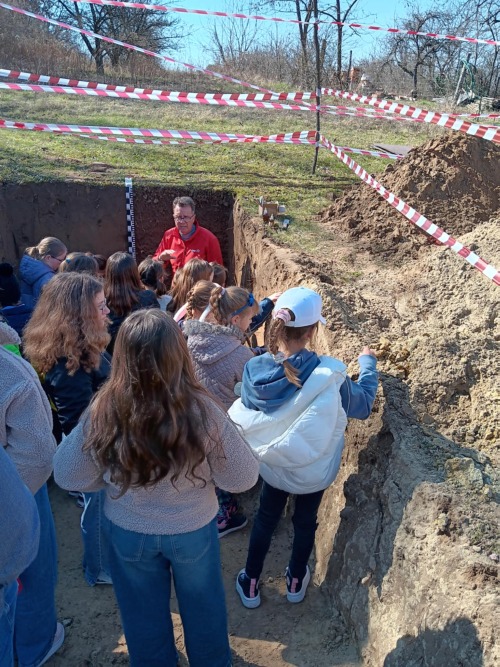 A szadai iskolások és óvodások a nevezett szelvény feltárásánál