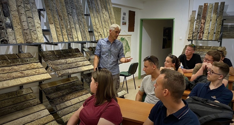 Kovács Károly Zoltán, a Miskolci Egyetem oktatója, az MTT szakosztályelnöke hallgatók körében (fotó: Novák Tibor)