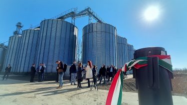 beruházás avatás gazdaság tároló