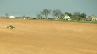 Traktor talajművelést végez aszályos táblán